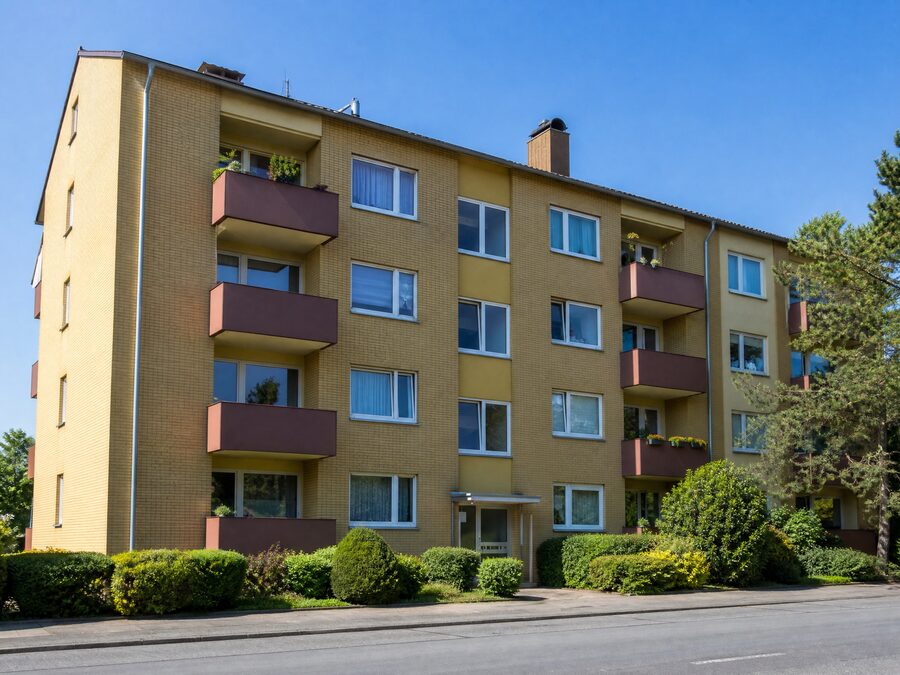 Typisches deutsches Mehrfamilienhaus – Energieausweis Pflicht bei Vermietung